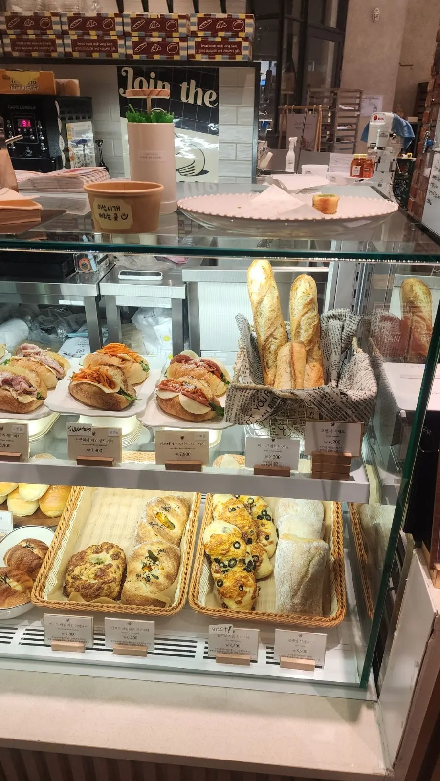 Baguette sandwich dipajang di bagian atas showcase