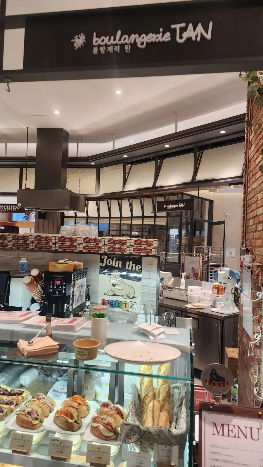 Rak berisi olive cheese ciabatta dan campagne