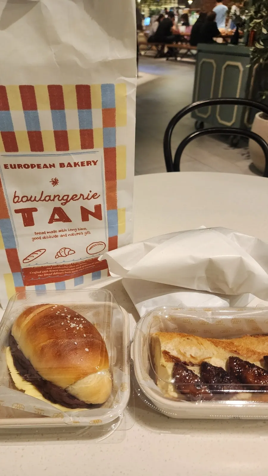 Kantong bungkus Boulangerie Tan dan kondisi roti dikemas