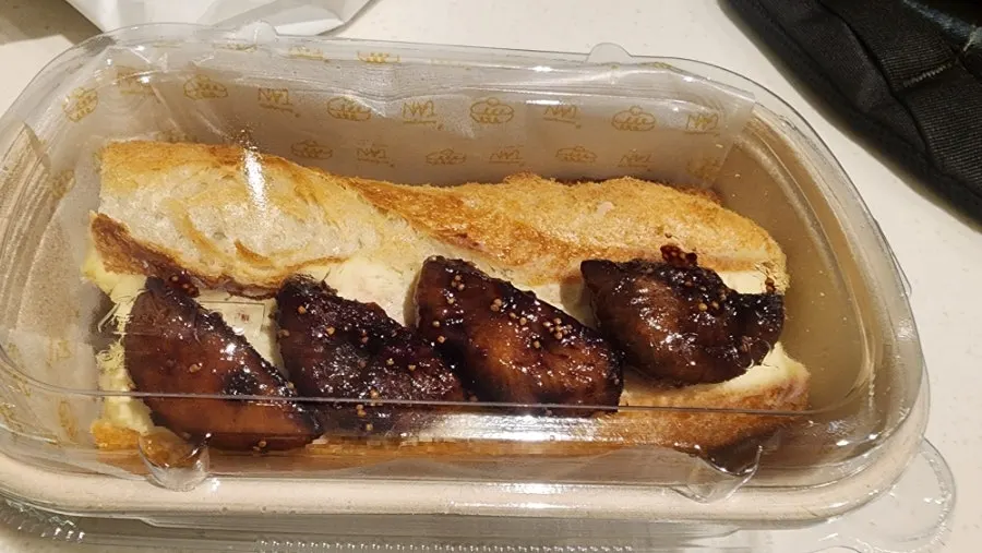 Roti yang dibawa pulang dibuka dan ditata