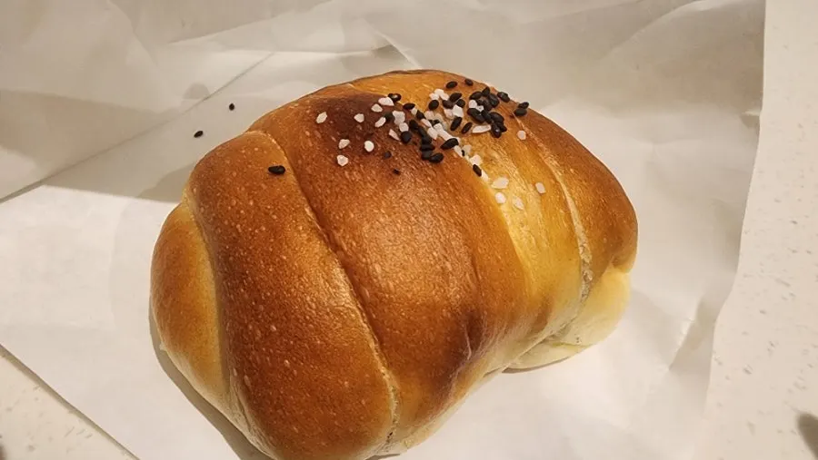 Close-up ang-butter salt bread