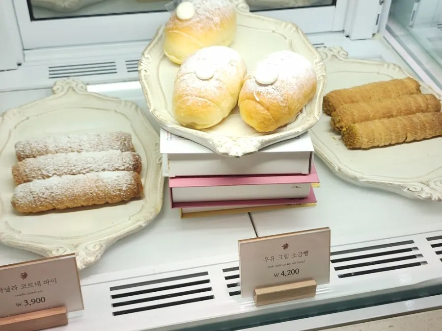 블랑제리 탄 소금빵 진열대 가로 컷