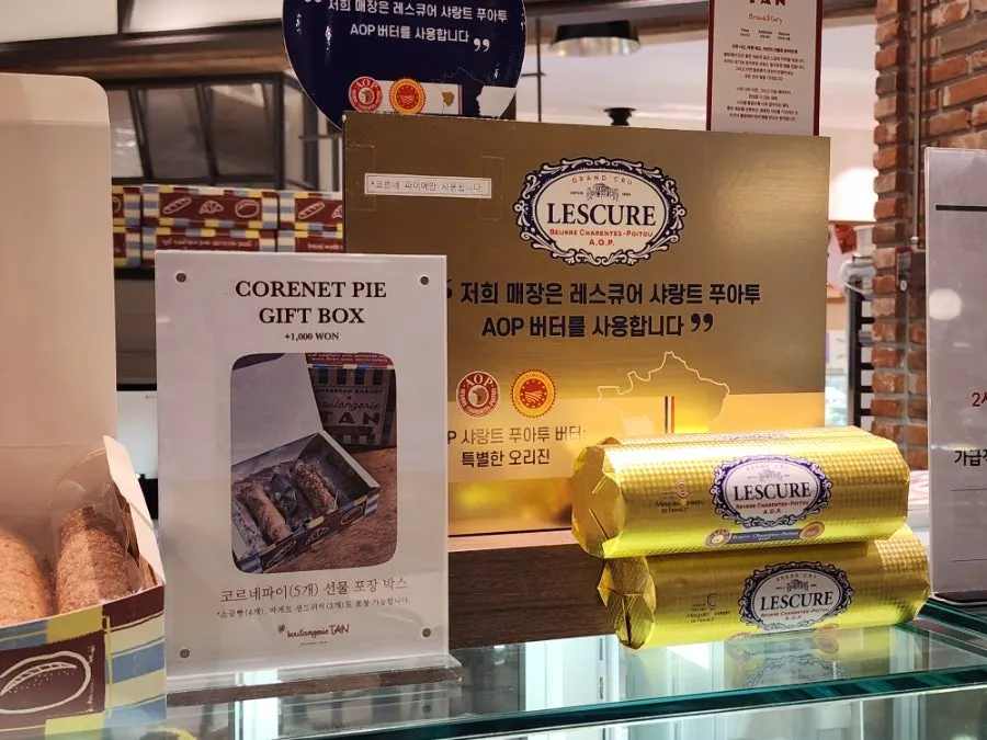 매장 내 빵 진열과 안내 문구