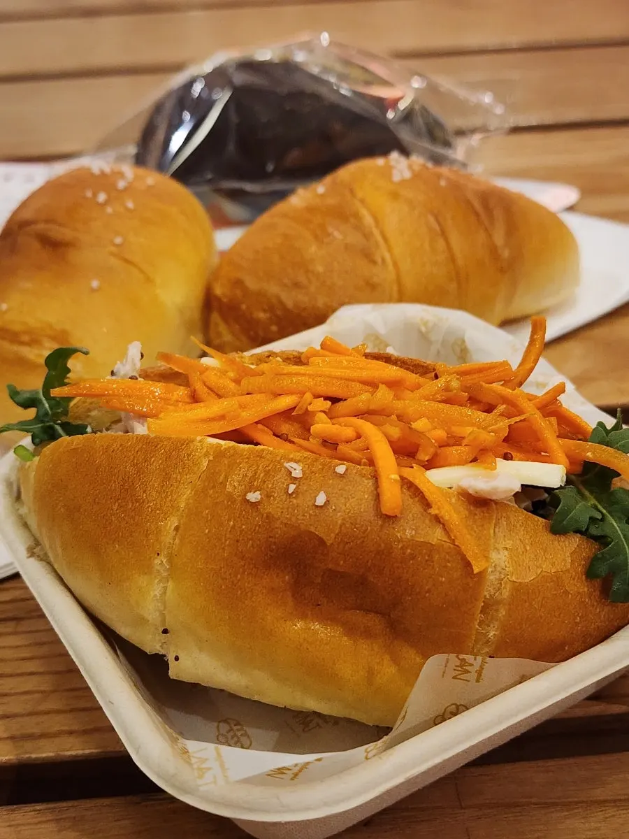 테이블 위 소금빵과 아메리카노 세트