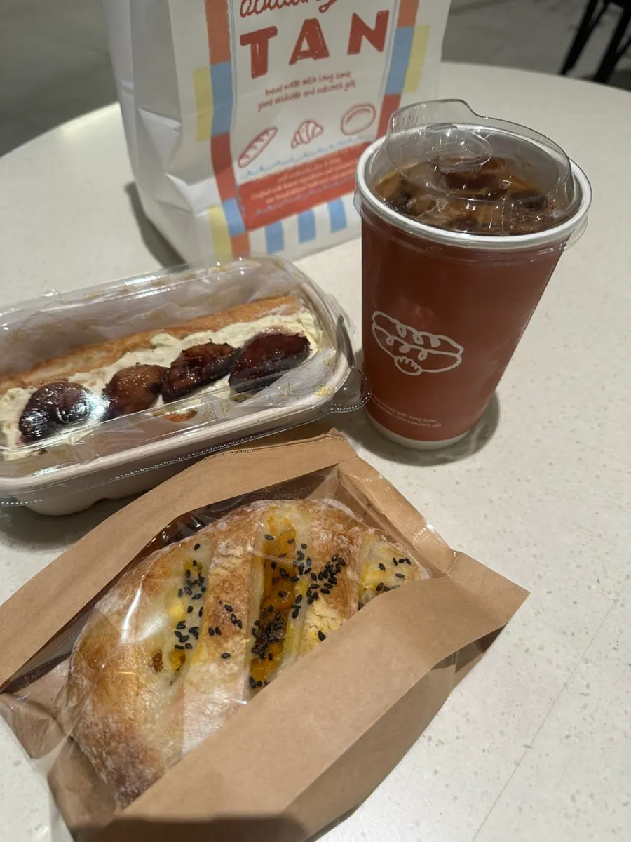 블랑제리 탄 무화과 크림치즈 바게트와 단호박 크림치즈 치아바타, 아이스 카페라떼
