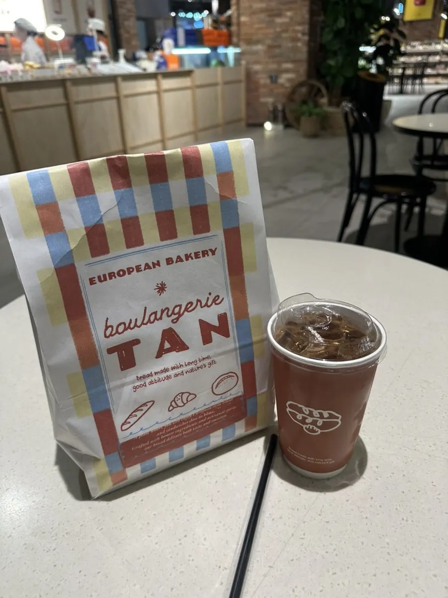 블랑제리 탄 주문한 빵 두 종류와 아이스 라떼 테이블 세팅