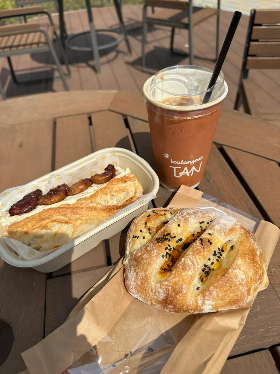 블랑제리 탄 무화과 크림치즈 바게트 단면