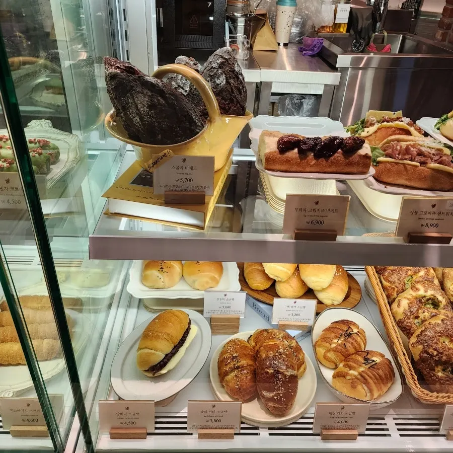Vanilla, croquant caramel, and pistachio cornet pies on display