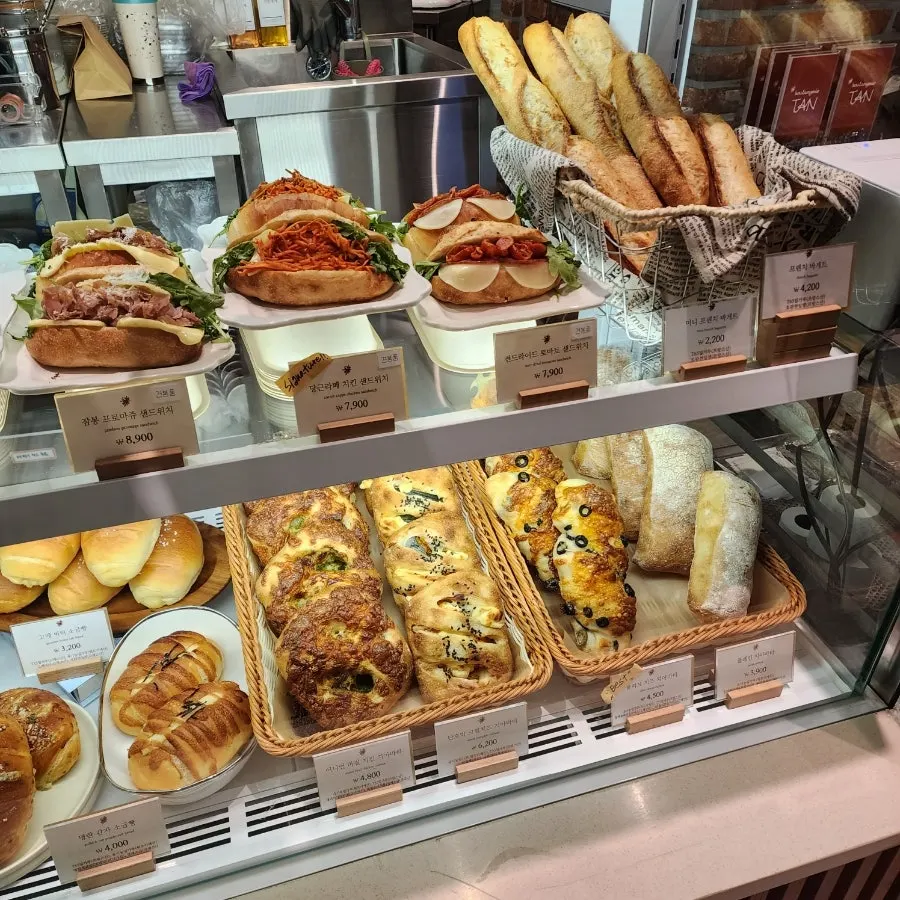 Salt bread display shelf with glutinous rice, red bean butter, garlic butter varieties