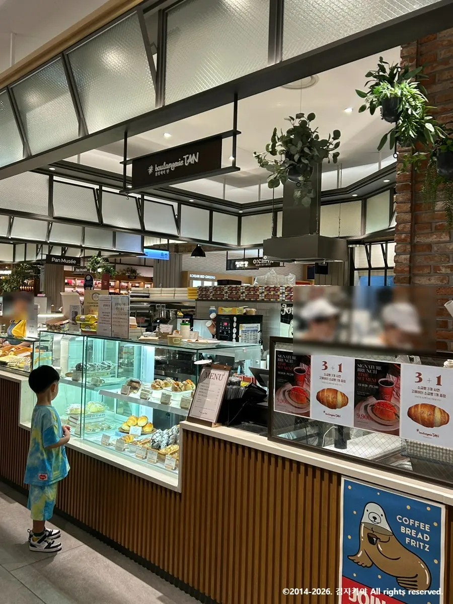Boulangerie Tan storefront, which started in Unjeong, Paju
