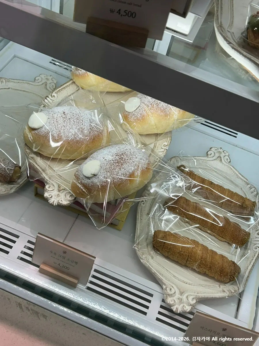 Boulangerie Tan bakery showcase
