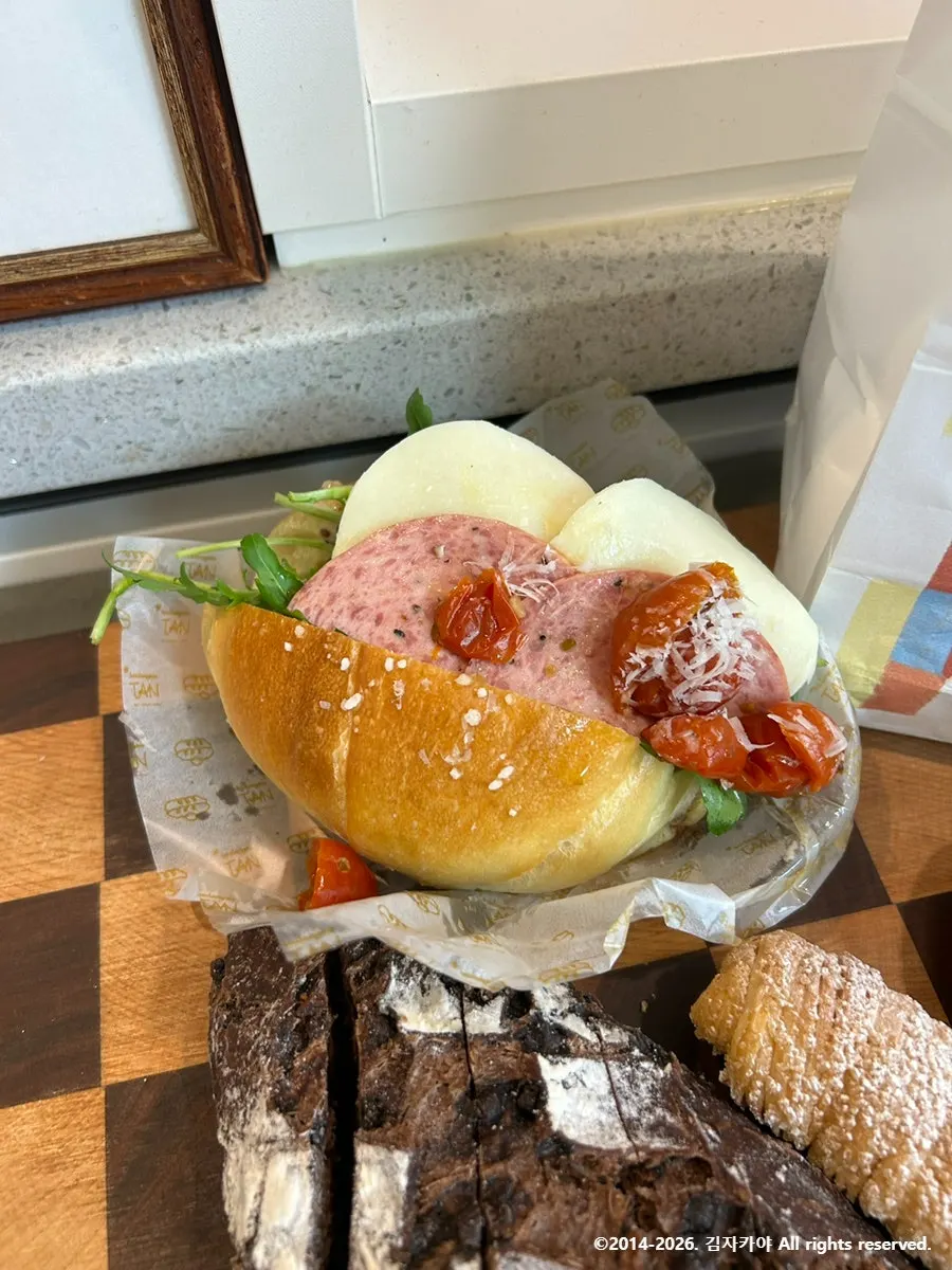 Boulangerie Tan bread packed in a box at the KINTEX branch