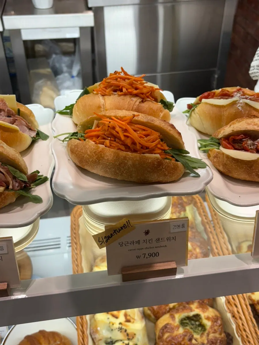 블랑제리 탄 바게트류 진열 모습