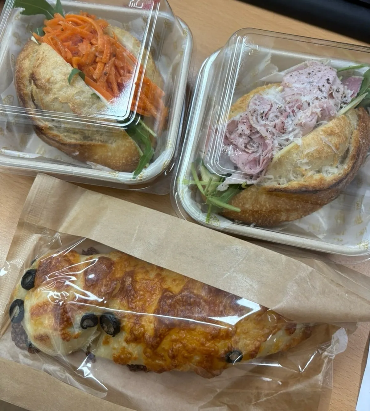 포장해 온 당근라페 샌드위치와 잠봉 프로마쥬 샌드위치, 올리브 치즈 치아바타