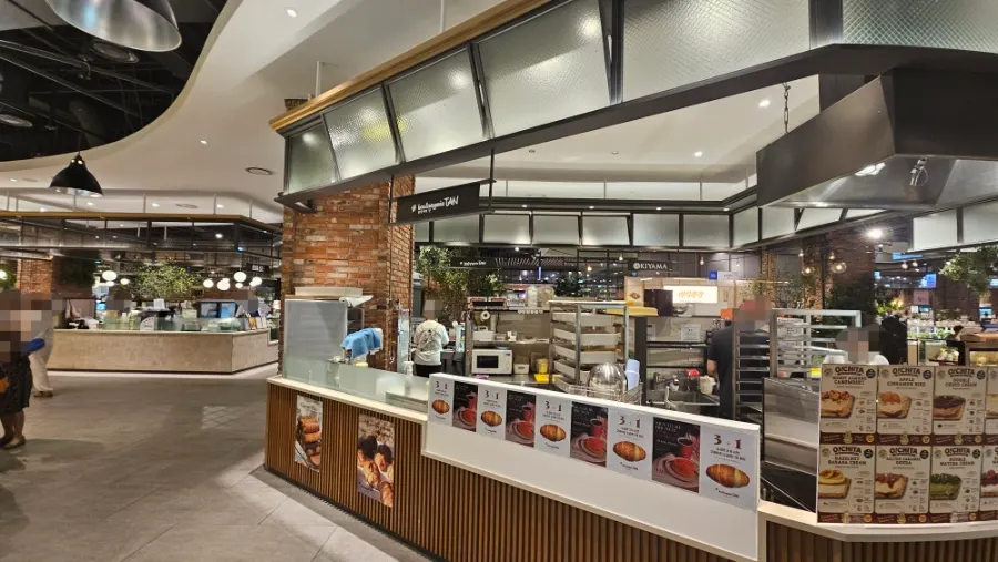 Exterior of Boulangerie Tan on the basement level of Hyundai Department Store KINTEX