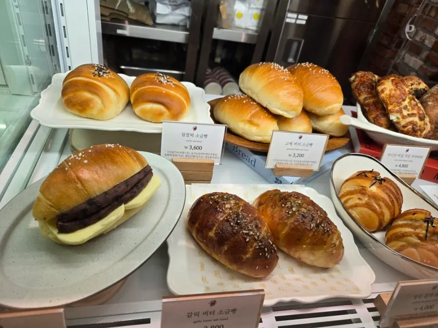 Bakery display shelf with cornet pies
