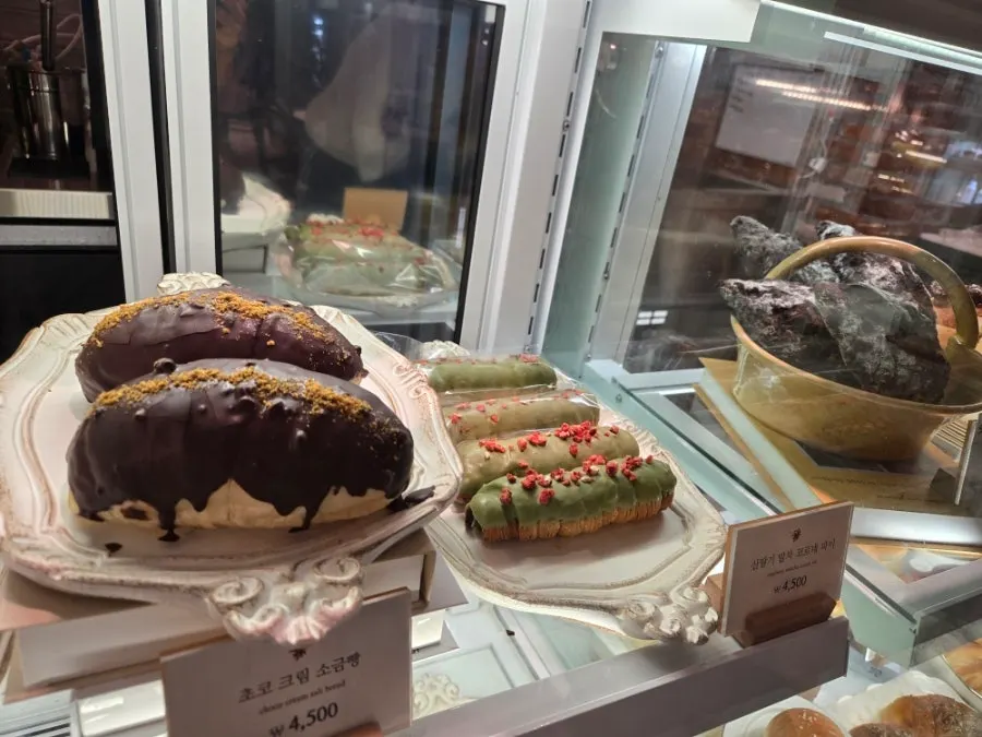Cornet pie display and wrapping corner