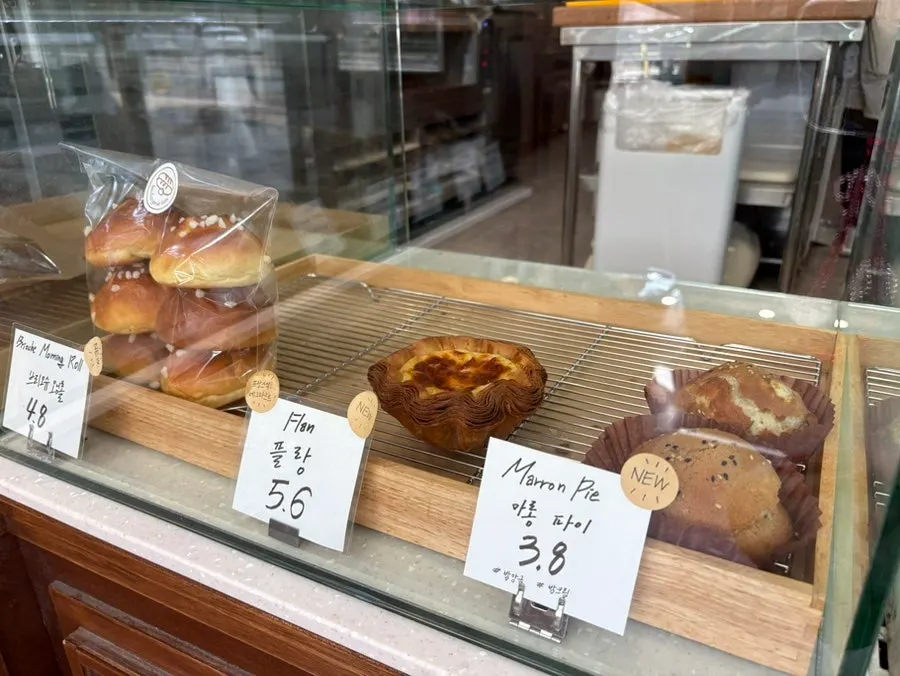 커피와 음료 메뉴가 적힌 카운터