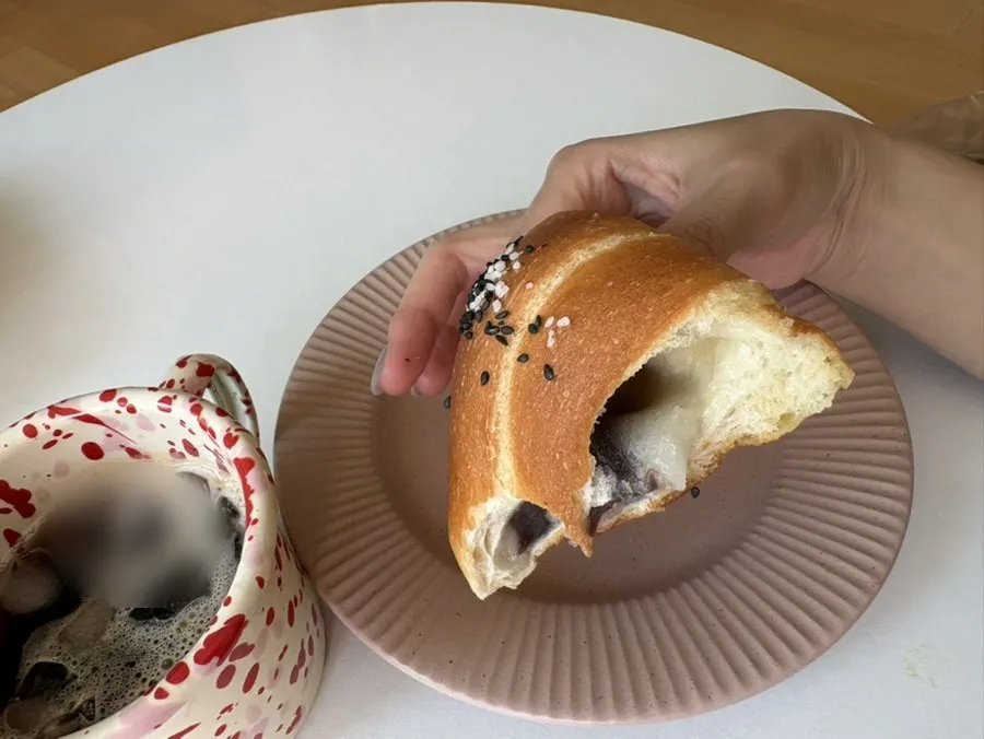 접시에 담은 당근라페 샌드위치 한 끼