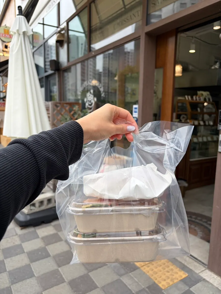 테이크아웃 포장된 빵 세 개