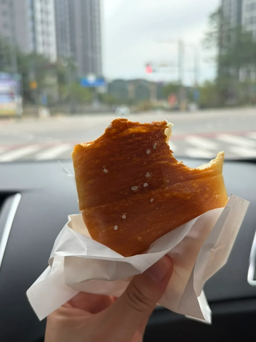 차 안에서 꺼낸 포장 빵