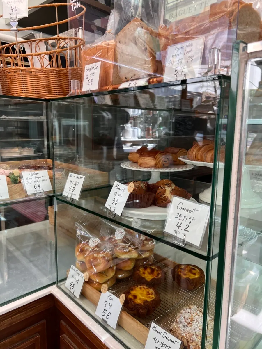 Display case with sandwich loaves and baguettes