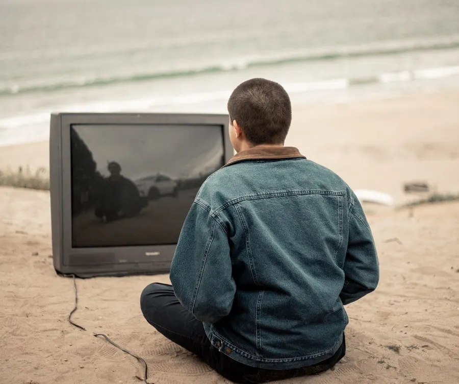 TV 광고와 유튜브 이야기 뒤에 놓인 이미지