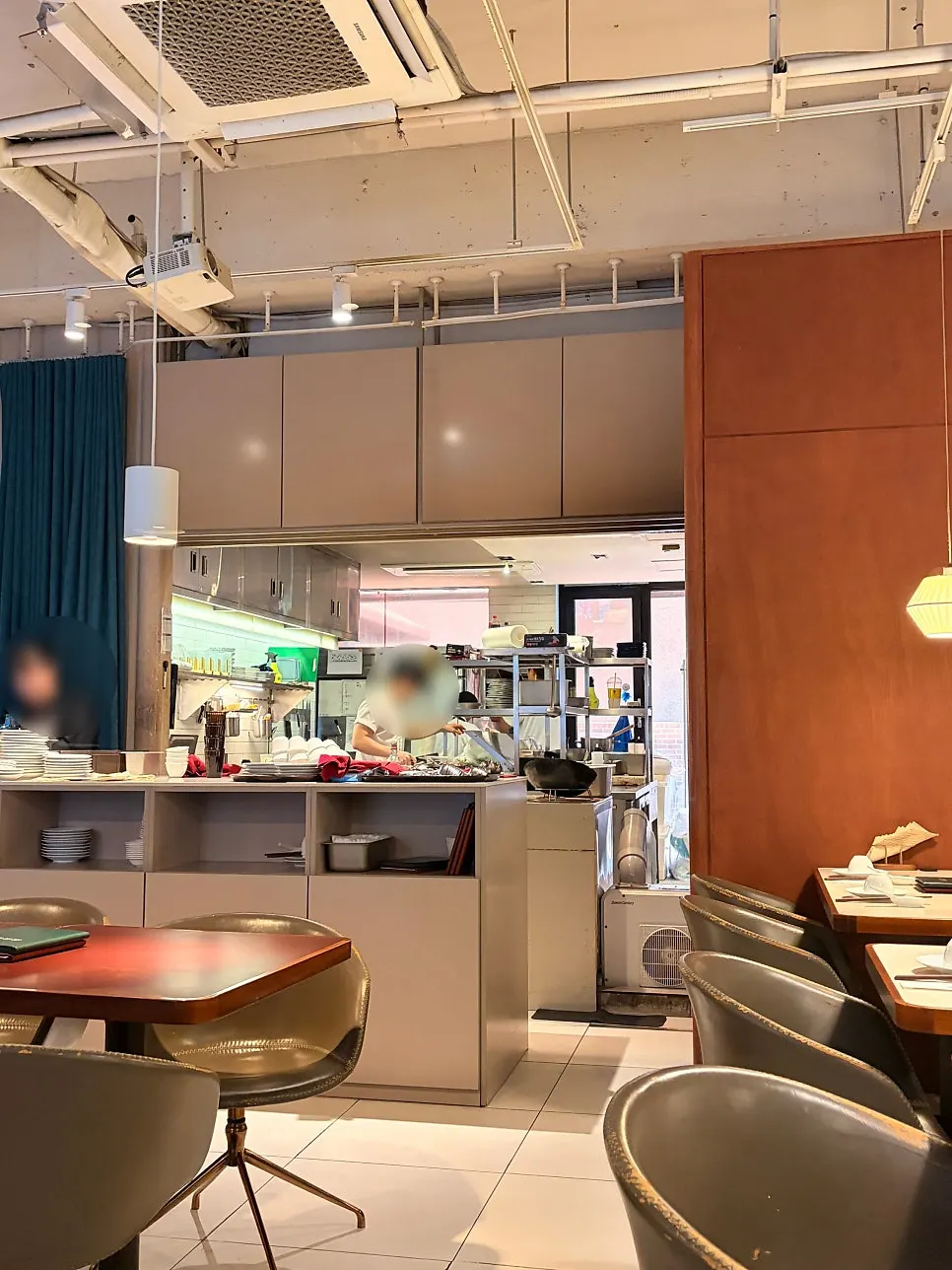 Modern interior of Bobo Sikdang Apgujeong