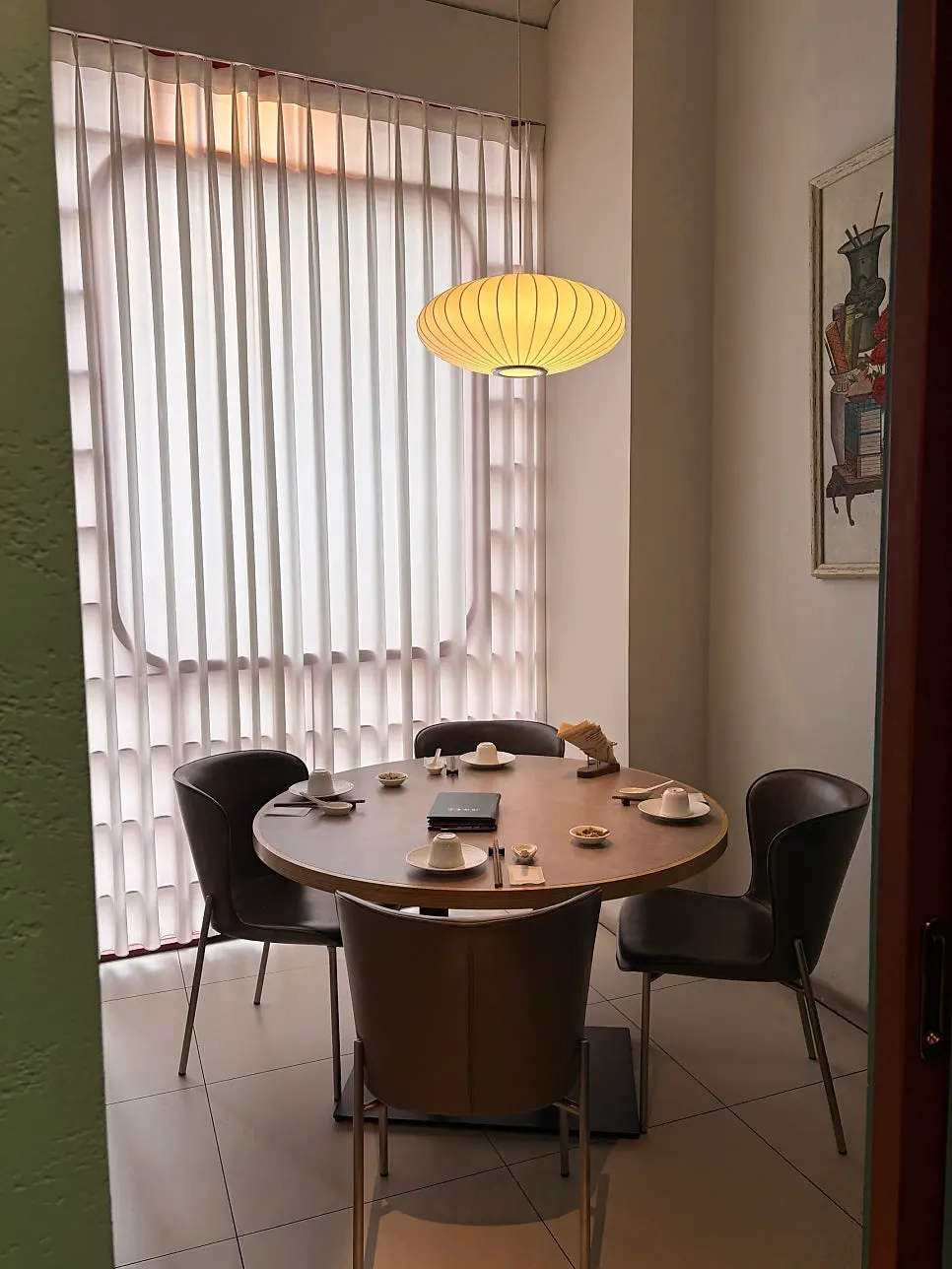 Circular table room for group gatherings