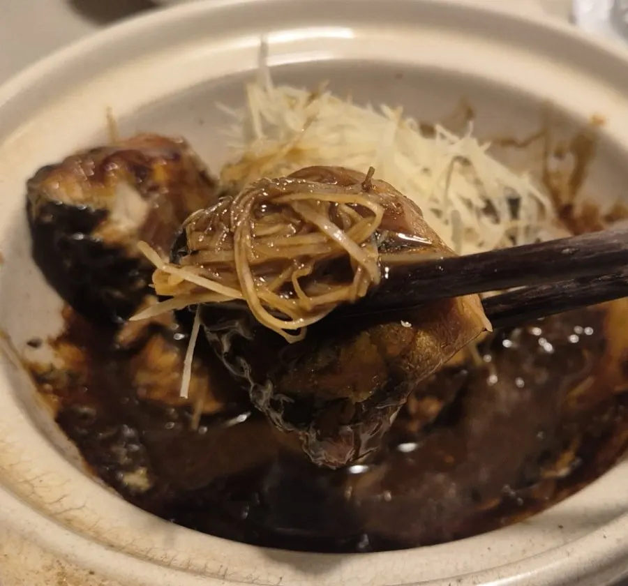 Plate of braised eel with a rising ginger aroma