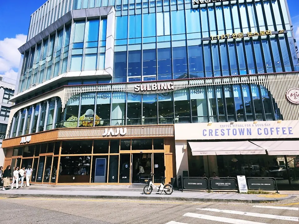 Street around Bobo Sikdang Apgujeong with the JAJU store direction