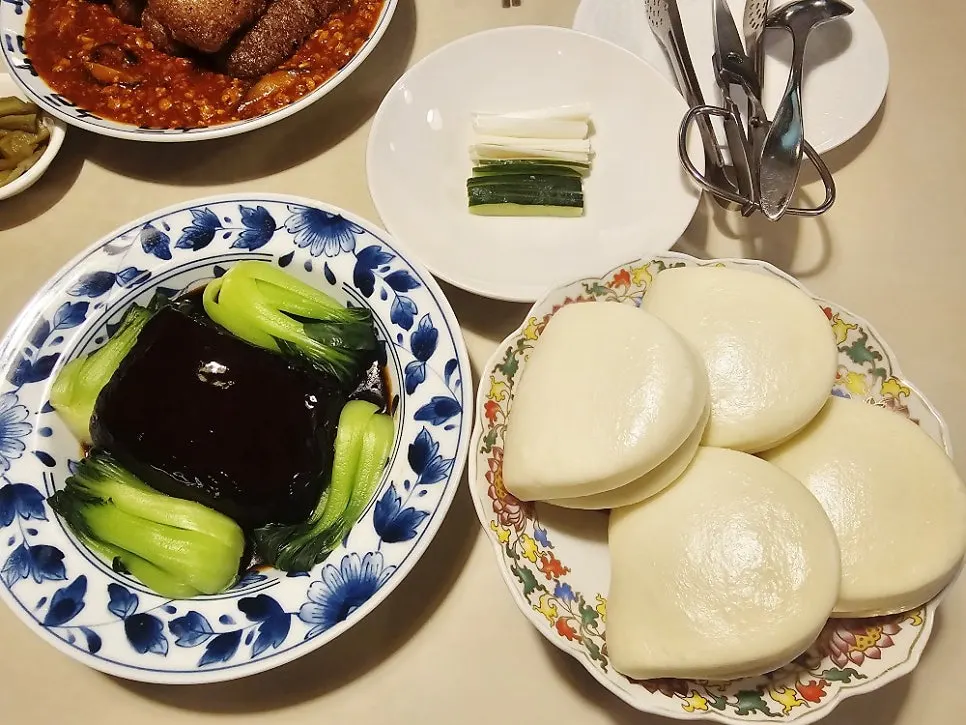 Dongpo pork served with bok choy and steamed buns