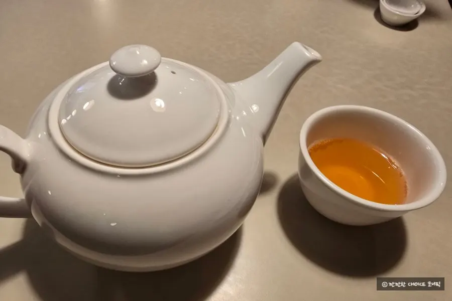 테이블에 준비된 따뜻한 자스민 차
