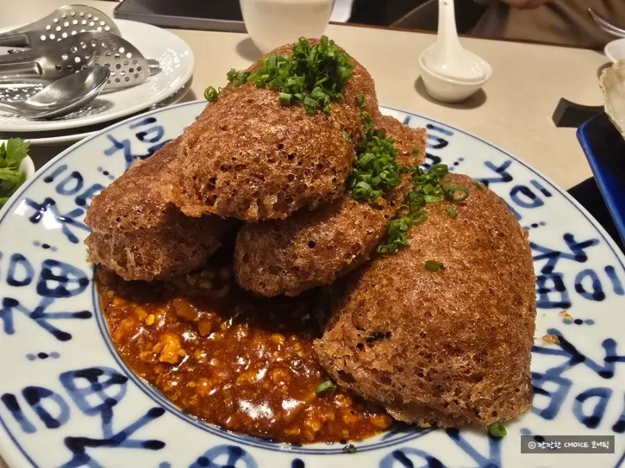 접시에 담겨 나온 마라소스 가지튀김