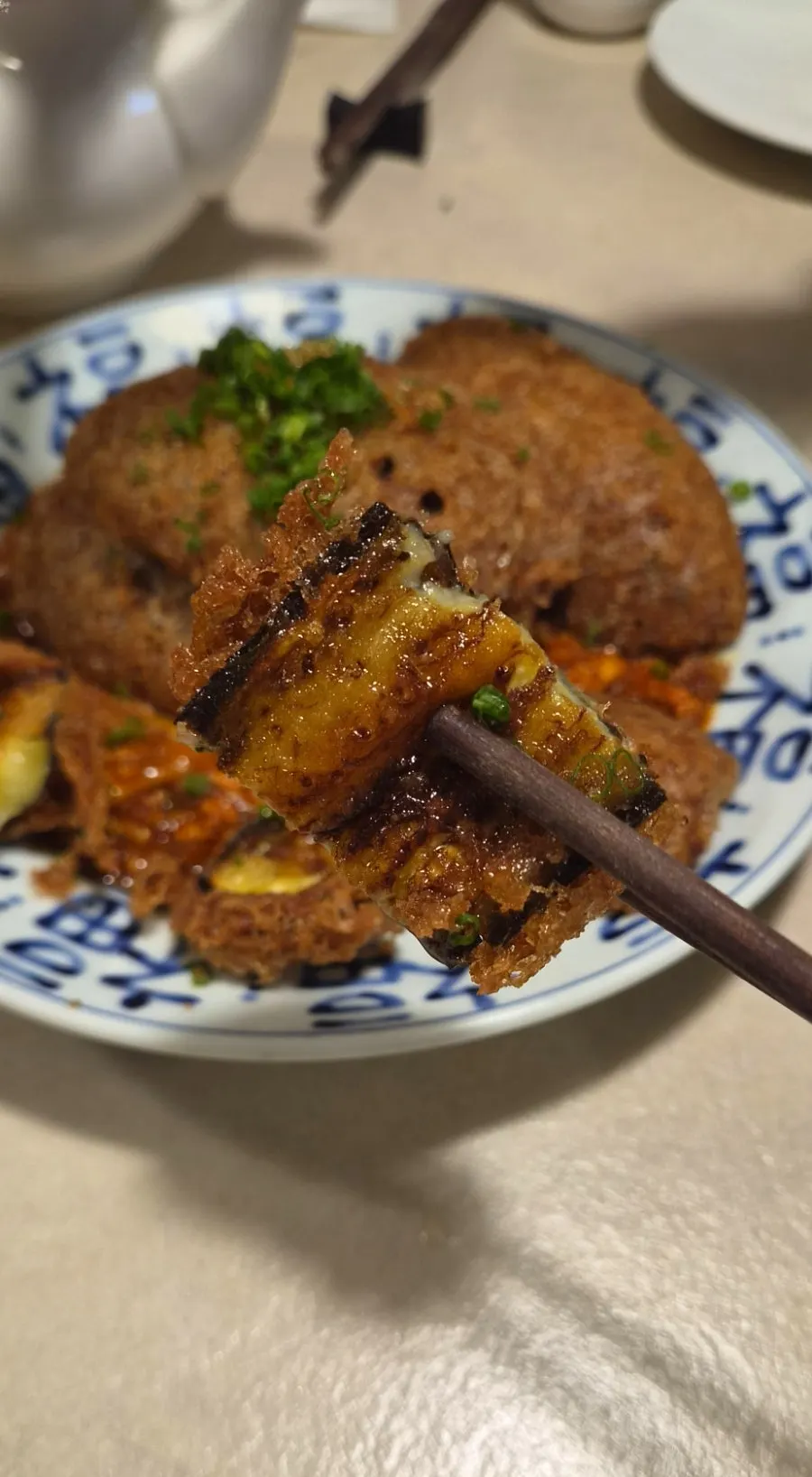 반으로 자른 마라소스 가지튀김 단면
