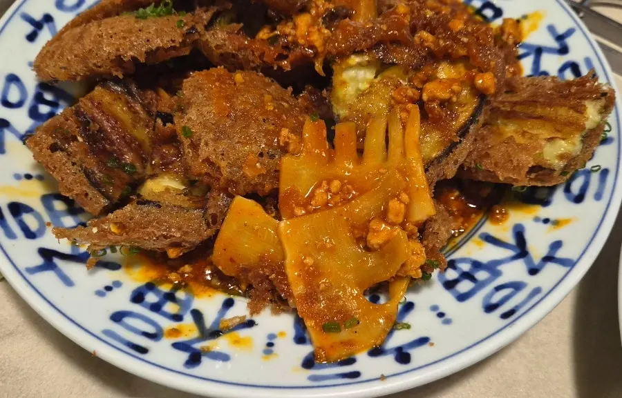 죽순과 다진 고기가 든 마라소스