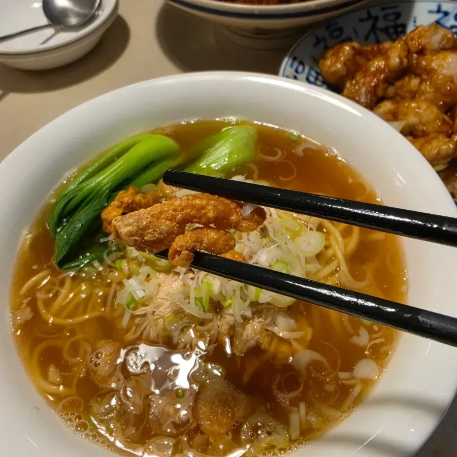 칼집 넣은 통전복이 올라간 짜장면