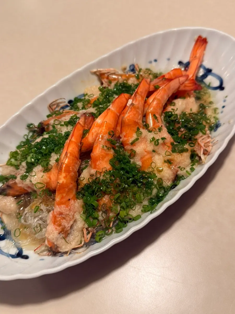 A plate of garlic sauce glass noodle steamed live shrimp