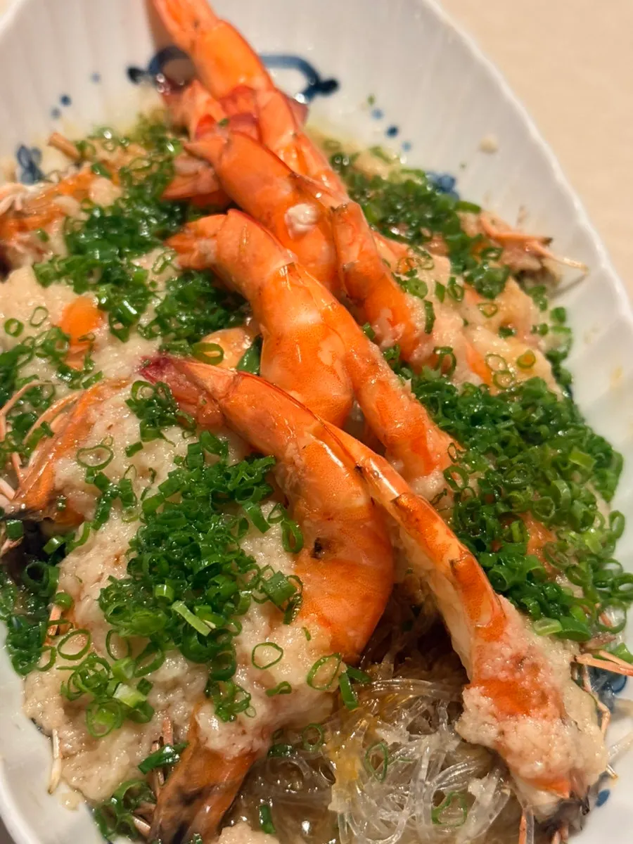 Live shrimp steamed over glass noodles
