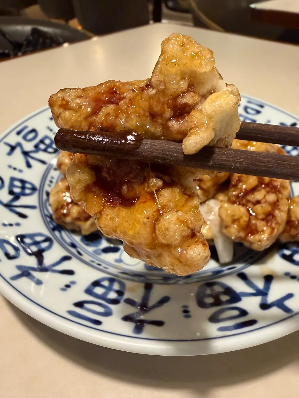소스를 부은 버터탕수육 한 점