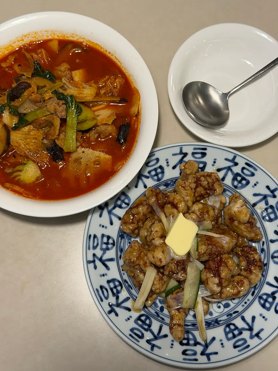 버터탕수육과 면 요리 함께 놓인 상
