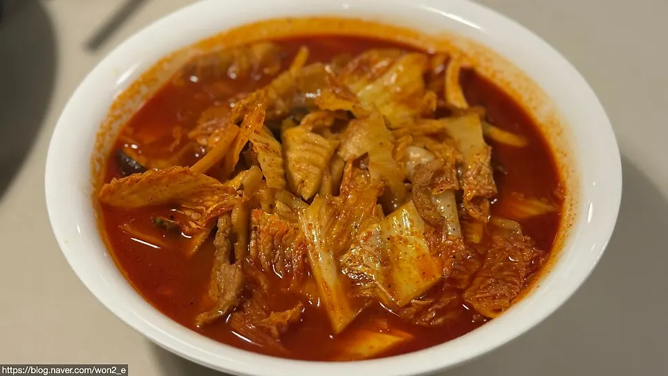 붉은 국물의 보보식당 고기짬뽕