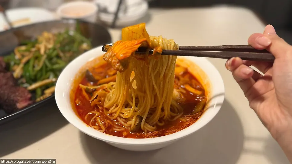 고기짬뽕 면발을 들어 올린 모습