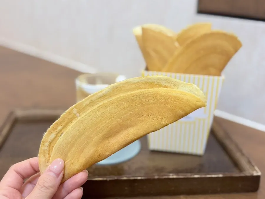 접시에 담긴 보카도버터 8장 세트