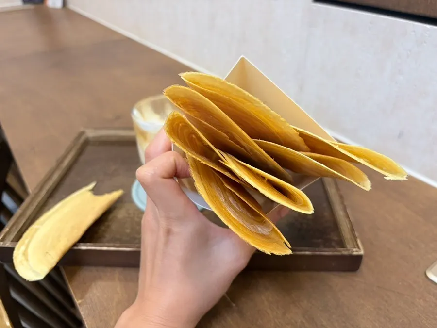 얇고 바삭한 보카도버터 한 장
