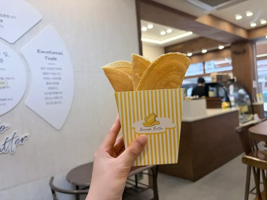 보카도버터와 코코넛 아인슈페너 조합