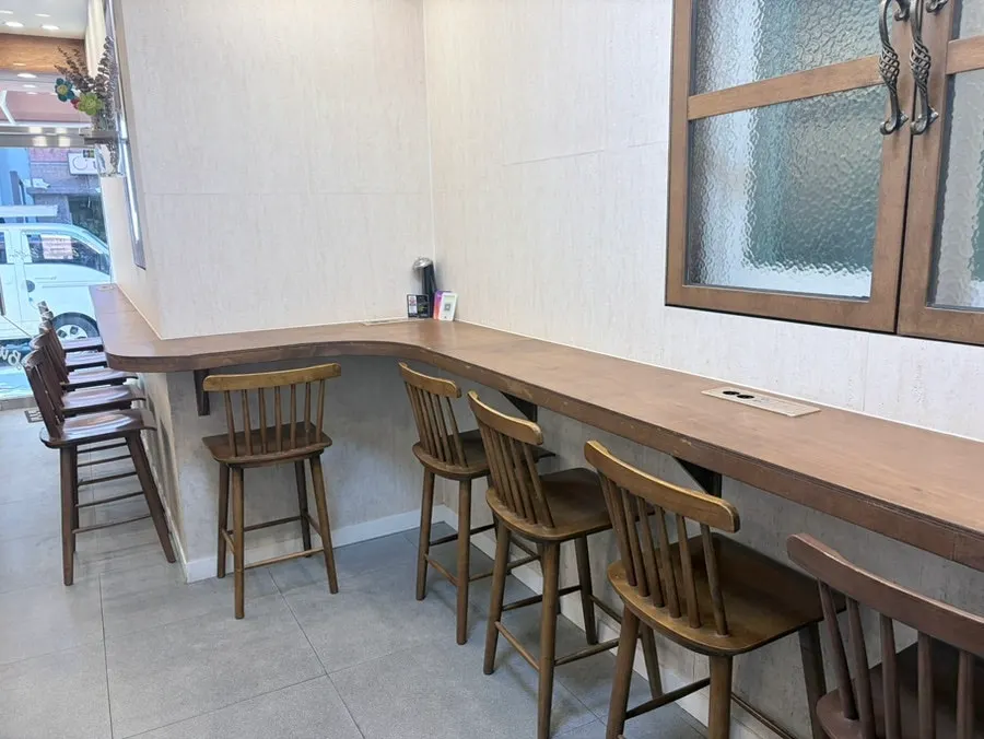 비워진 보카도버터 접시와 음료잔