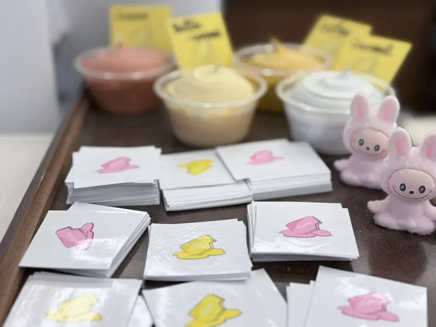 테이블 위 보카도버터와 코코넛 아인슈페너 세트