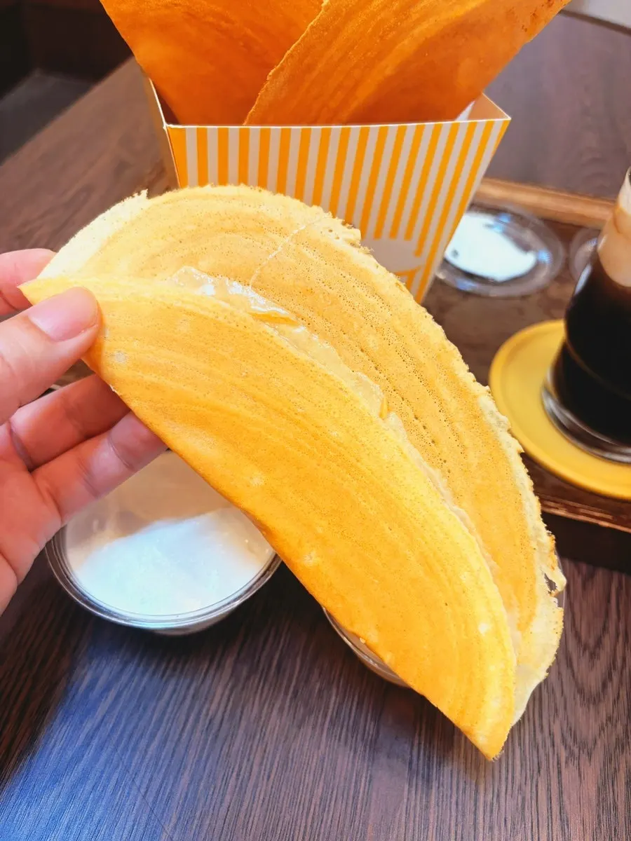 Bocado in yellow packaging next to the Einspänner