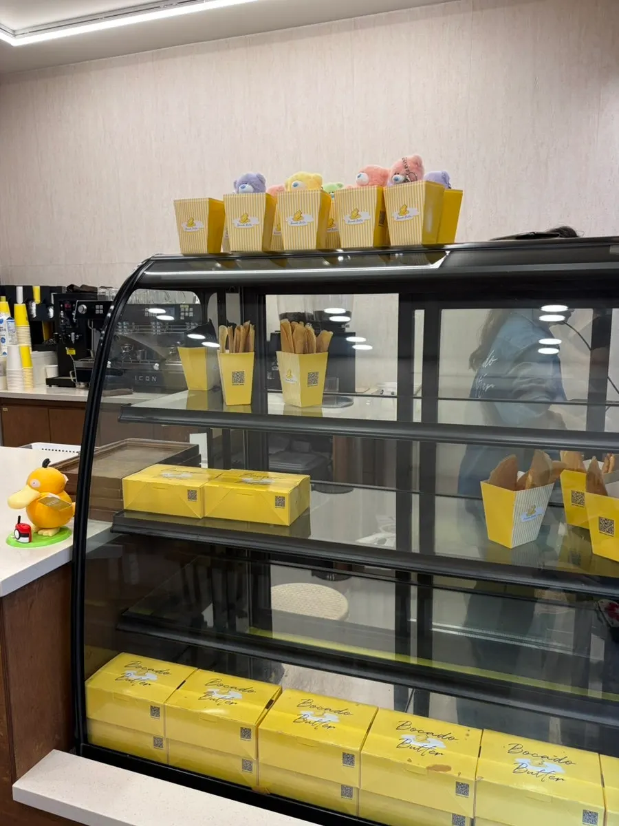보카도버터 매장 입구 쇼케이스